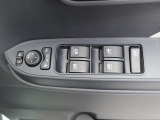 運転席側には 集中スイッチ(全ドアを操作するスイッチ) があり、運転席から乗員全員分の窓をコントロールできます。