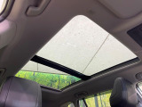 【パノラマルーフ】大型のガラスルーフ搭載で車内の解放感が一気にアップ!開放的なドライブをお楽しみいただけます。