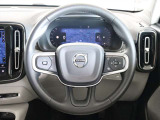 ステアリングはXC60などと同様の3本スポークですが、よりスポーティーなデザインとなっています ステアリングスイッチも充実しており、手を離すことなく機能を操作できます