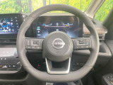 インテリアに合わせたデザインのステアリングは、運転される方のことも考え、運転しやすい形状、大きさです。是非一度、実際に触ってお確かめください。