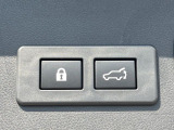 【パワーバックドア】スマートキーや運転席のボタンを押すだけでリアゲートが自動で開閉します!荷物を持っている時や、高い位置にあるバックドアを閉める際に【スマートリヤビューミラー】後席の大きなな機能です♪