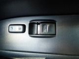 運転席の窓の開閉は電動(パワーウィンド)になりますので、便利ですよね。