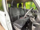 運転席まわりには十分なスペースがあり、大柄な方でもゆったり運転していただける環境です。