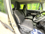 運転席まわりには十分なスペースがあり、大柄な方でもゆったり運転していただける環境です。