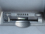 【ETC】有料道路を利用する際に料金所で停止することなく通過できる、ETC車載器(ノンストップ自動料金収受システム機器)が装備されています。セットアップを行うことで利用可能になります。