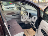 運転席まわりです。実際に座ってみて、乗り心地を体験してみてください,視界も良好です