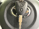 【キーレス】少し離れた場所からでもボタン一つでドアの開錠・施錠ができるのでとっても便利!ドアの鍵穴周りに傷をつけることもありません♪