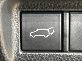 【パワーバックドア】スマートキーや運転席のボタンを押すだけでリアゲートが自動で開閉します!荷物を持っている時や、高い位置にあるバックドアを閉める際に便利な機能です♪