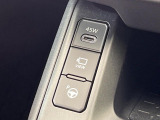 【リモート機能つきアドバンストパーク】専用スマートフォンアプリの使用で、車外から遠隔駐車・出庫が可能な先進機能。広い場所で乗り降りしたい時に便利です♪