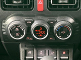 【オートエアコン】一度お好みの温度に設定すれば、車内の温度を検知し風量や温度を自動で調整。暑い&hellip;寒い&hellip;と何度もスイッチ操作をする必要はありません。快適な車内空間には必須の機能ですね♪