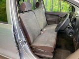 運転席まわりには十分なスペースがあり、大柄な方でもゆったり運転していただける環境です。