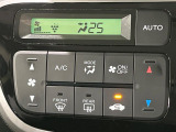 【オートエアコン】一度お好みの温度に設定すれば、車内の温度を検知し風量や温度を自動で調整。暑い&hellip;寒い&hellip;と何度もスイッチ操作をする必要はありません。快適な車内空間には必須の機能ですね♪