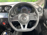 インテリアに合わせたデザインのステアリングは、運転される方のことも考え、運転しやすい形状、大きさです。是非一度、実際に触ってお確かめください。