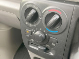 寒い冬も暑い夏も全席に快適な空調を届けてくれる、ダイヤル式エアコンを装備♪