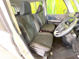 運転席まわりには十分なスペースがあり、大柄な方でもゆったり運転していただける環境です。