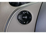 運転中にステアリングから手を離さなくてもオーディオ操作が出来るスイッチを装備しています。走行中に視線を逸らさず出来る手元操作は安全運転につながります。