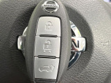 【インテリジェントキー】カバンやポケットに入れたままでもドアの施錠・解錠が可能なスマートキーを装備。エンジンのオン・オフ時もカギを取り出す必要が無いからとっても便利です♪