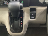 CVT車のセレクトレバーです。低速から高速まで、変速ショックのないスムーズな走りと、エンジン効率のよい領域を維持して燃費にも貢献します。サイドブレーキはスイッチ操作の電子制御パーキングブレーキです。