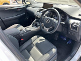 【運転席】座り心地が良いシートなので長時間の運転でも快適にお過ごしいただけます。新品のフロアマットのご注文も可能です。掲載箇所以外にご希望の写真がございましたらお気軽にお問い合わせ下さい。
