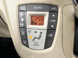 【オートエアコン】一度お好みの温度に設定すれば、車内の温度を検知し風量や温度を自動で調整。暑い&hellip;寒い&hellip;と何度もスイッチ操作をする必要はありません。快適な車内空間には必須の機能ですね♪