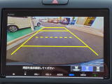 ガイドライン付きバックカメラを装備しているので、慣れない場所での車庫入れも安心です。