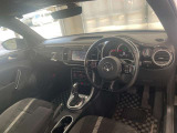 車に乗り込む際に見える景色です。ナビがちょっと運転席側に傾いており、走行中に視線を正面から離れない様に考えてデザインしております。