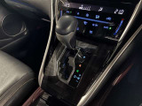 中古車選びで意外と見落としがちなポイントが、シフトレバー周辺の状態です。今回掲載している画像では、操作部分の使用感をはじめ、パネルの傷や擦れ、ボタン類の動作跡など、確認していただけます。