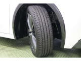 タイヤサイズ 195/50R19。スポーティなサイドシルエットを印象的に際立たせる、切削光輝+ダークグレーメタリックが精悍な19インチアルミホイールを装着しています。