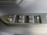 パワーウィンドウスイッチで運転席から全席の窓の開閉ができます。