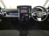 運転席・助手席を入れたインストルメントパネル全体画像です。