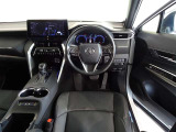 革巻きステアリングで快適な操作性の運転席です。