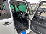 【運転席】座り心地が良いシートなので長時間の運転でも快適にお過ごしいただけます。新品のフロアマットのご注文も可能です。掲載箇所以外にご希望の写真がございましたらお気軽にお問い合わせ下さい。