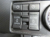 電動スライドドアのスイッチで車内からもスライドドアの開閉ができます。イージークローザー機能で半ドアになることも防止してくれます。