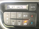 【オートエアコン】一度お好みの温度に設定すれば、車内の温度を検知し風量や温度を自動で調整。暑い&hellip;寒い&hellip;と何度もスイッチ操作をする必要はありません。快適な車内空間には必須の機能ですね♪
