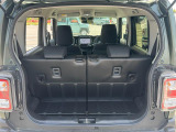 【荷室】汚れを拭き取りやすい素材でできているから濡れたものも積載OK☆濡れた傘でも気兼ねなく置けます☆リヤシート背面のストラップを手前に引くとシートがスライド☆荷物の量に合わせて荷室広さを変えられます