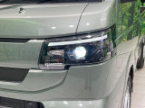 【LEDヘッドライト】悪天候や夜間走行時も良好な視界を確保し安心して運転できる高輝度LEDヘッドライトを装備!点灯速度が早く、消費電力も抑えられています。