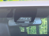 【プリクラッシュセーフティ】前方の車両等を検知し、衝突しそうな時は警報で注意を促し、ブレーキを踏む力をサポート。ブレーキを踏めなかった場合は衝突被害軽減ブレーキが作動、衝突回避をサポートします。