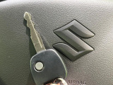 【キーレス】少し離れた場所からでもボタン一つでドアの開錠・施錠ができるのでとっても便利!ドアの鍵穴周りに傷をつけることもありません♪