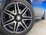 ●純正19インチアルミホイール:輸入車ならではの卓越した走りを支えるホイールと足回りです!日本車の走りに慣れている方にもぜひ体感して頂きたいほど、高いレベルでまとまっています!