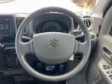 インテリアに合わせたデザインのステアリングは、運転される方のことも考え、運転しやすい形状、大きさです。是非一度、実際に触ってお確かめください。