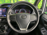 【純正革巻きステアリング】上質な革を使用することで、手にしっかり馴染みとても運転しやすいハンドルです♪