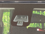 【三菱e-Assist】走行中に前方の車両等を認識し、衝突しそうな時は警報とブレーキで衝突回避と被害軽減をアシスト。より安全にドライブをお楽しみいただけます。