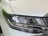 【LEDヘッドライト】悪天候や夜間走行時も良好な視界を確保し安心して運転できる高輝度LEDヘッドライトを装備!点灯速度が早く、消費電力も抑えられています。