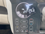 【オートエアコン】一度お好みの温度に設定すれば、車内の温度を検知し風量や温度を自動で調整。暑い&hellip;寒い&hellip;と何度もスイッチ操作をする必要はありません。快適な車内空間には必須の機能ですね♪