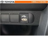 ポータブルオーディオなどの機器を接続して、車両のスピーカーで聞くことができます。