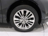 タイヤサイズは(225/55R19)で純正アルミホイールです。