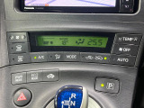 【オートエアコン】一度お好みの温度に設定すれば、車内の温度を検知し風量や温度を自動で調整。暑い&hellip;寒い&hellip;と何度もスイッチ操作をする必要はありません。快適な車内空間には必須の機能ですね♪