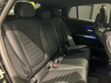 メルセデスのシートは少し硬めになっております。長時間の運転の際、適度な反発があることでお尻や腰の負担を減らす効果が御座います。