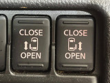 【両側スライドドア】駐車場で隣の車との間隔が狭く乗りにくい時、スライドドアなら安心!ドアオープン時も幅を取らず、開口部が広いので乗り降りがとっても簡単です。大きな荷物の出し入れも後席から可能♪