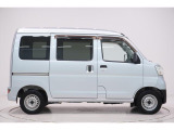 県内13店舗にて常時500台以上ダイハツ車を展示中です。見て、触って、納得のいく一台をぜひ見つけてください。